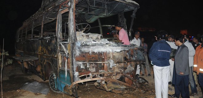 Автобус врезался в бензовоз в Пакистане: 57 погибших - Фото