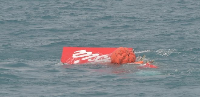Спасатели обнаружили черные ящики разбившегося лайнера AirAsia - Фото