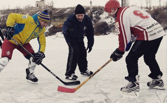 Звезда украинского бокса Ломаченко играет в хоккей: фото