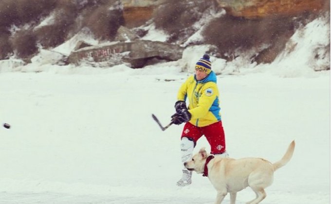 Звезда украинского бокса Ломаченко играет в хоккей: фото