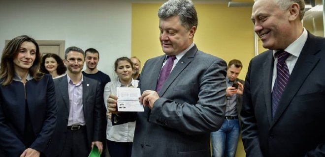 Порошенко получил биометрический паспорт - Фото