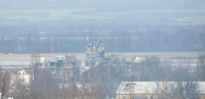Бойцы в Донецком аэропорту все еще ждут подкрепление, трое ранены - Фото