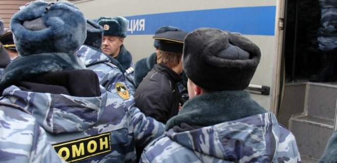 Полиция задержала людей у СИЗО Савченко за гимн Украины - Фото