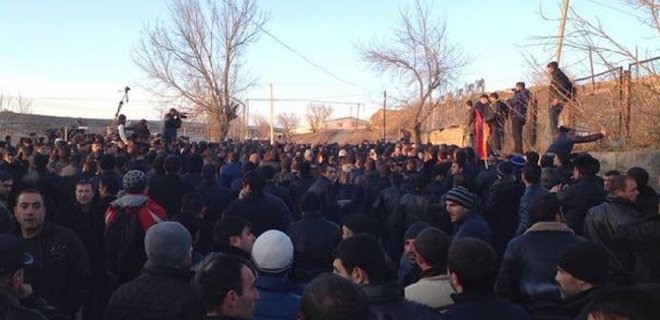 В Армении протесты переросли в столкновения с полицией - Фото