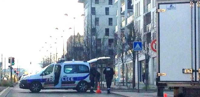 Задержан мужчина, захвативший заложников под Парижем - Фото