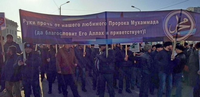 В Чечне протестуют против карикатур на пророка Мухаммеда - Фото