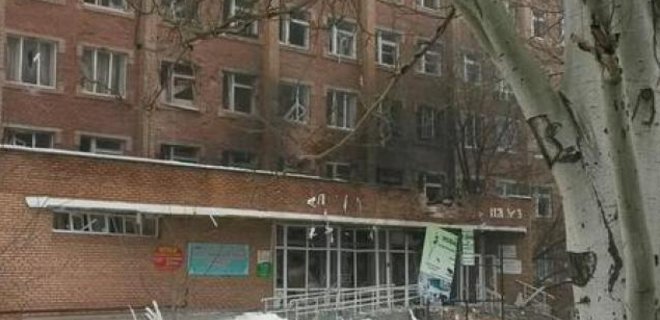 В Донецке снаряд попал в здание горбольницы: эвакуируют больных - Фото