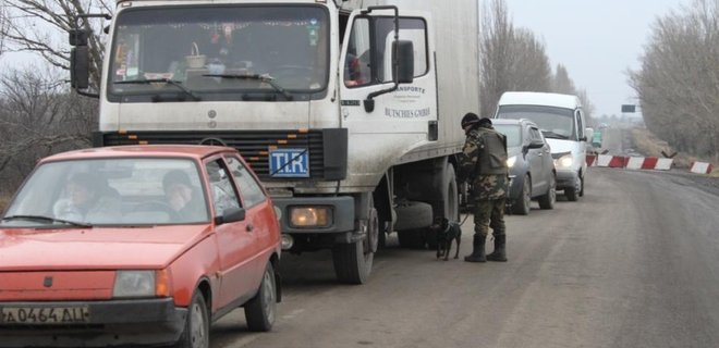 На Донетчине пограничники снова задержали два КамАЗа с 38 т угля - Фото
