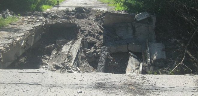 Боевики взорвали мост, соединявший Станицу Луганскую с Луганском - Фото