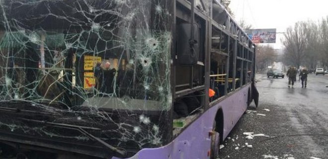 В Донецке снаряд попал в троллейбусную остановку, много погибших - Фото