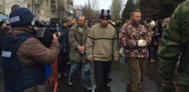 На улицы Донецка вывели пленных украинцев: фото - Фото