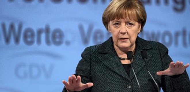 Меркель выступила за сохранение санкций против России - Фото
