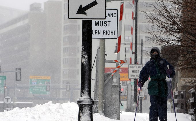 Снежная буря в США: отмененные авиарейсы и безлюдные улицы