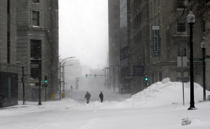 Снежная буря в США: отмененные авиарейсы и безлюдные улицы