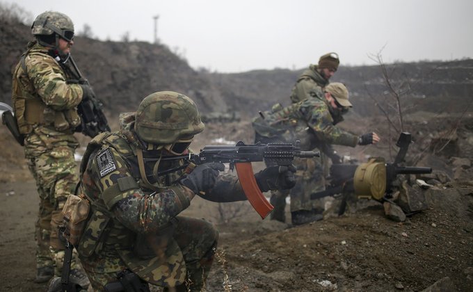 Бойцы батальона Азов готовятся к обороне Мариуполя 