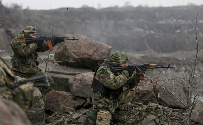 Бойцы батальона Азов готовятся к обороне Мариуполя 