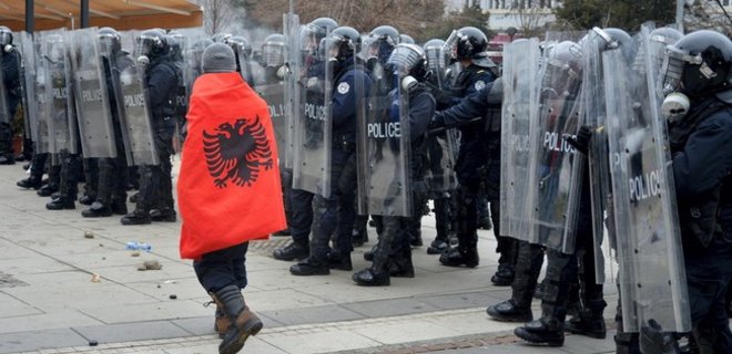 Неспокойное Косово: 80 раненых, задержан мэр столицы края - Фото