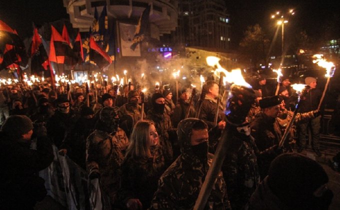 В Киеве состоялось факельное шествие в память Героев Крут