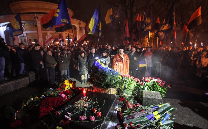 В Киеве состоялось факельное шествие в память Героев Крут