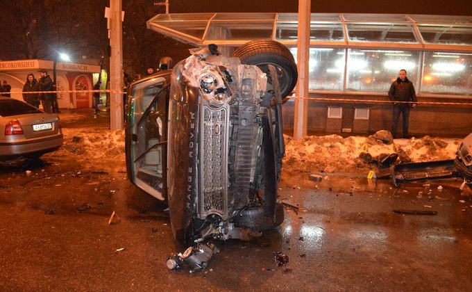 В Харькове пьяный водитель внедорожника протаранил 6 автомобилей