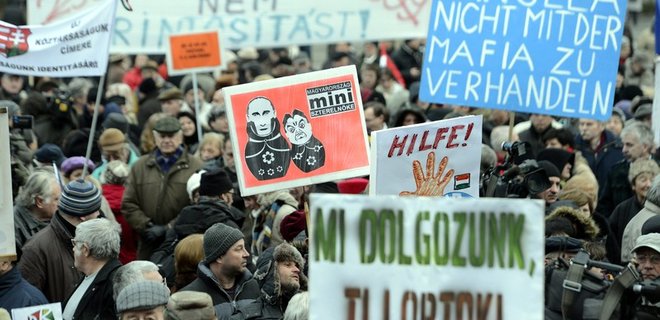 В Венгрии прошла проевропейская акция протеста против Орбана - Фото