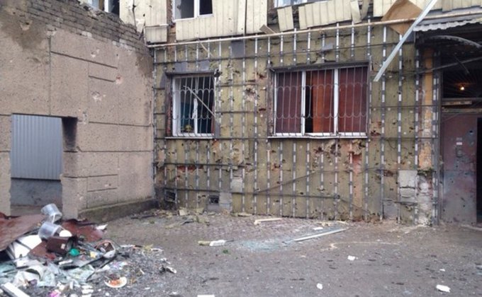 Последствия ночного обстрела Донецка: поврежденные дома и машины 