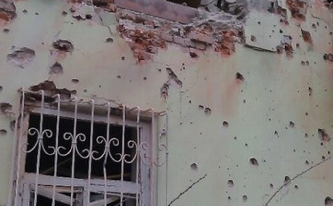 Последствия ночного обстрела Донецка: поврежденные дома и машины 