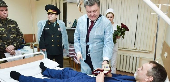 Порошенко наградил воинов АТО, защищавших Дебальцево и Углегорск - Фото