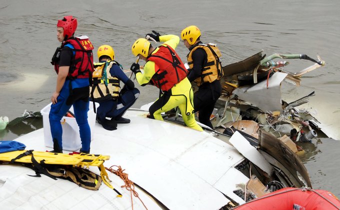 Падение самолета на Тайване: 9 погибших, обломки плавают в реке