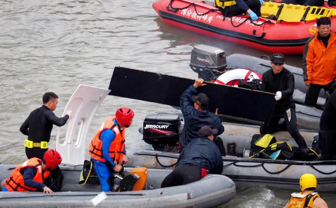 Падение самолета на Тайване: 9 погибших, обломки плавают в реке