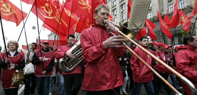 Суд отказал КПУ в приостановке дела о запрете партии - Фото