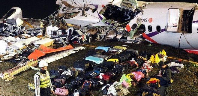 Число жертв авикатастрофы на Тайване выросло до 32 человек - Фото