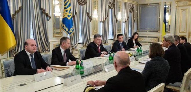 Украина рассчитывает на расширенную программу с МВФ - Порошенко - Фото