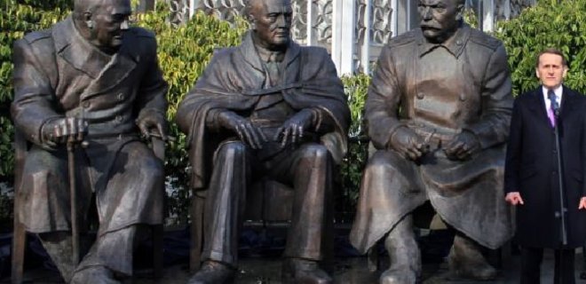 В Крыму оккупационные власти установили памятник со Сталиным - Фото