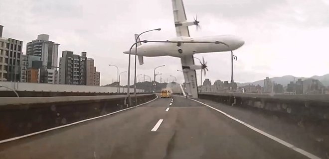Пилот самолета на Тайване сообщал об отказе двигателя - Фото