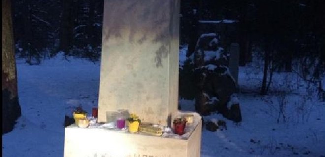В Мюнхене вандалы повторно осквернили могилу Степана Бандеры - Фото