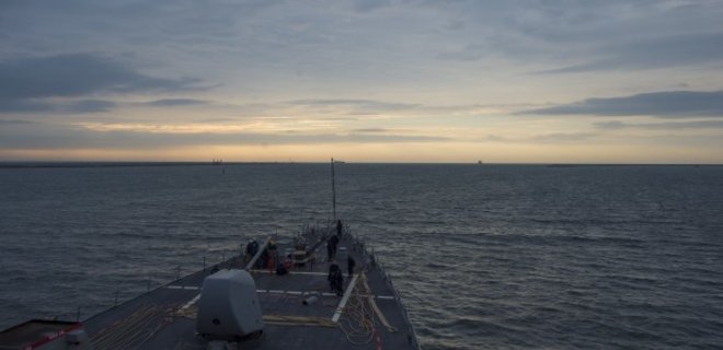 Сегодня в Черное море войдет ракетный эсминец США - Фото