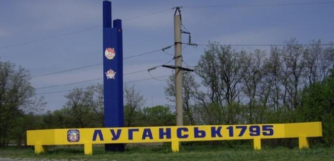 Луганск подвергся обстрелу, через город прошла колонна танков - Фото