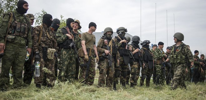 Российские солдаты переодеваются в форму украинской армии - ИС - Фото