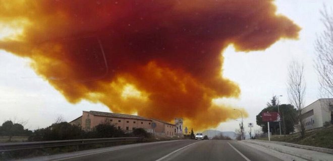 Взрыв на химзаводе в Испании: в небе повисло оранжевое облако - Фото