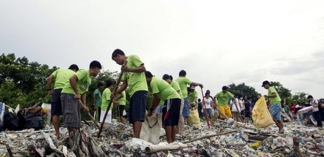В морскую среду ежегодно попадает 8 млн тонн пластиковых отходов - Фото