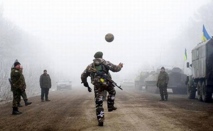 Футбол на передовой у Дебальцево в первый день перемирия