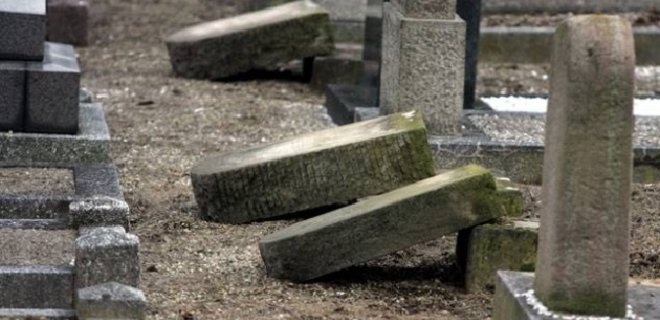 Во Франции вандалы осквернили около 400 еврейских могил - Фото
