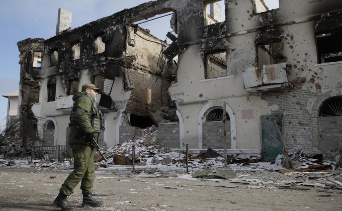 Оккупированный боевиками Углегорск: руины и российская техника