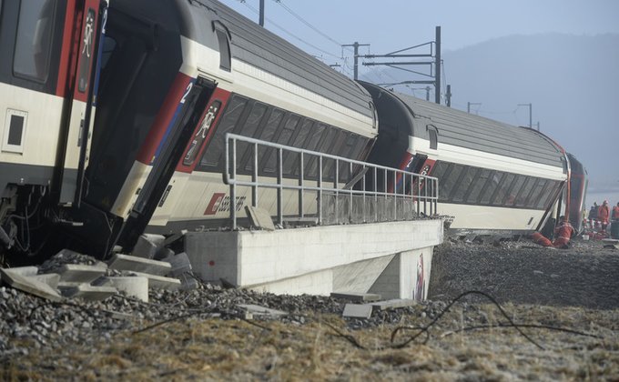 Столкновение поездов в Швейцарии: пострадали около 50 человек