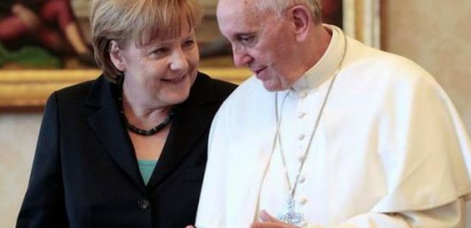 Меркель обсудила ситуацию в Украине с Папой Римским - Фото