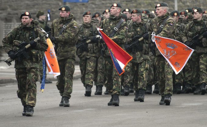 Военные стран НАТО прошли парадом в 300 метрах от границы России