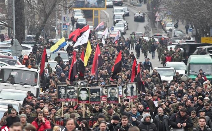 "Марш правды" в Киеве: чиновникам вручили "коктейли Молотова"