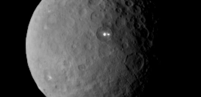 Загадочные белые пятна на Церере: новый снимок планеты - Фото