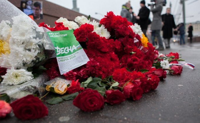 К месту гибели Немцова несут цветы: "без вас не наступит весна"